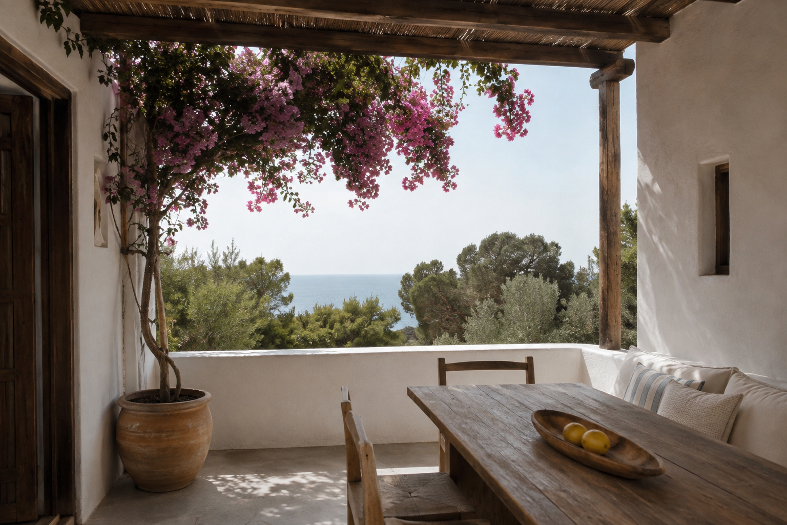 Terraza mediterránea con sombra natural.